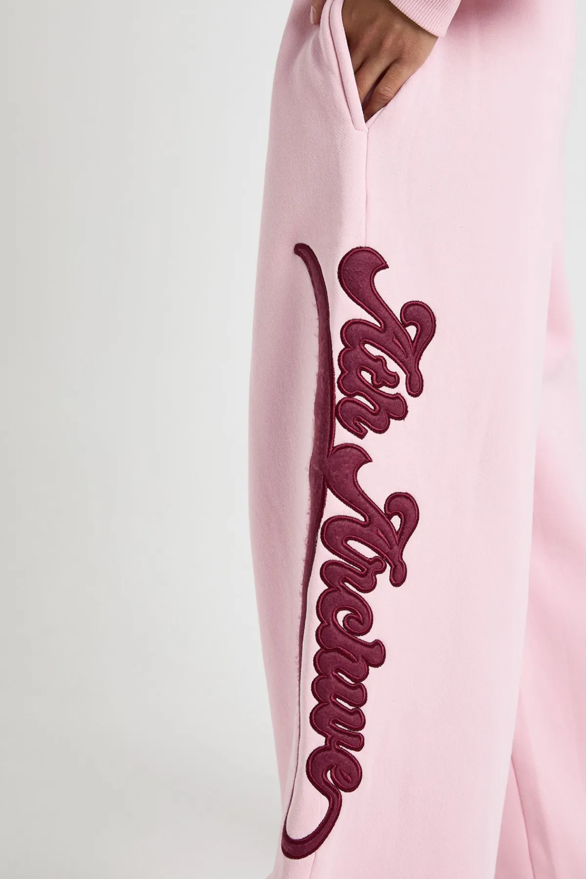boohoo Ath Archive Jogger droit en tissu auto à appliqué<Femme Pantalons|Athleisure