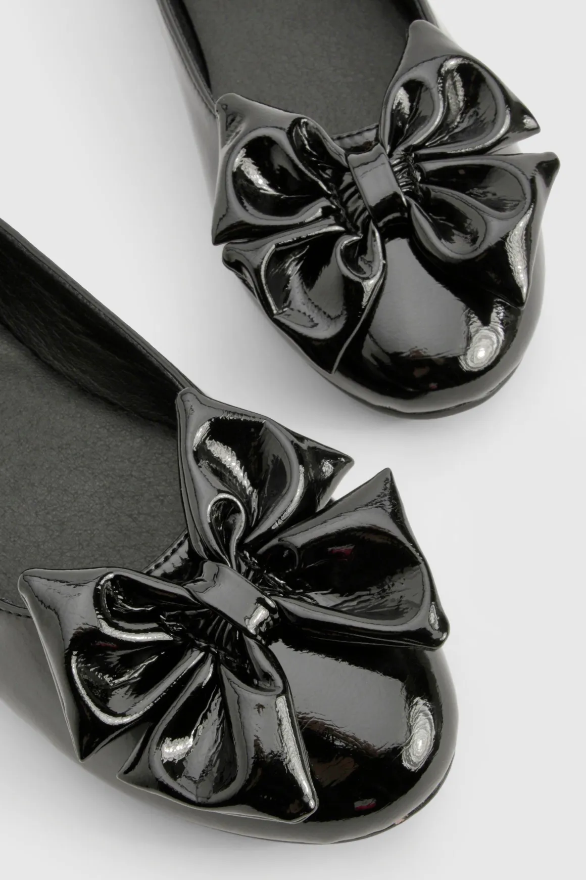 Ballerine en cuir verni à nœud et bout rond