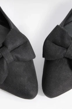 Ballerines plates à bout pointu, large fit en synthétique daim avec détail de nœud
