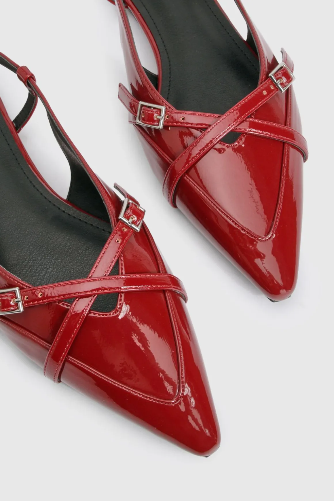 Ballerines Pointues à Détail de Sangles Croisées