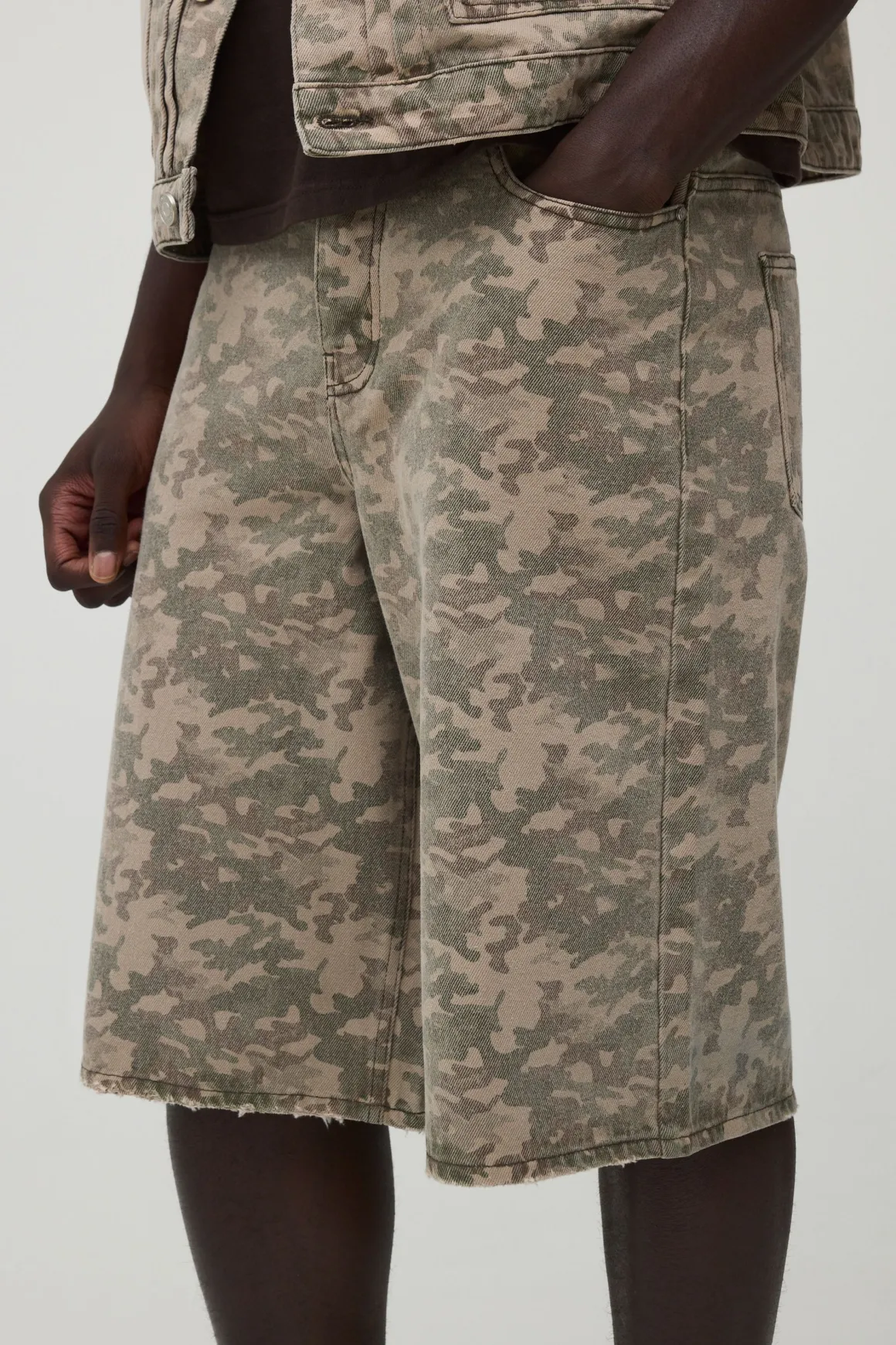 Bermuda En Jean Délavé À Imprimé Camouflage Longueur Allongée