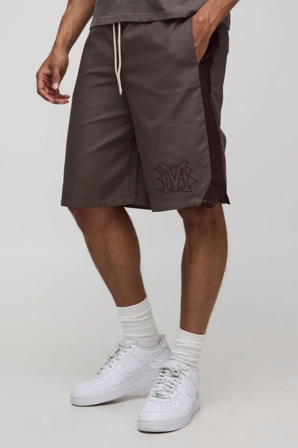 Bermudas à taille élastiquée, coupe décontractée, longueur longue et broderie