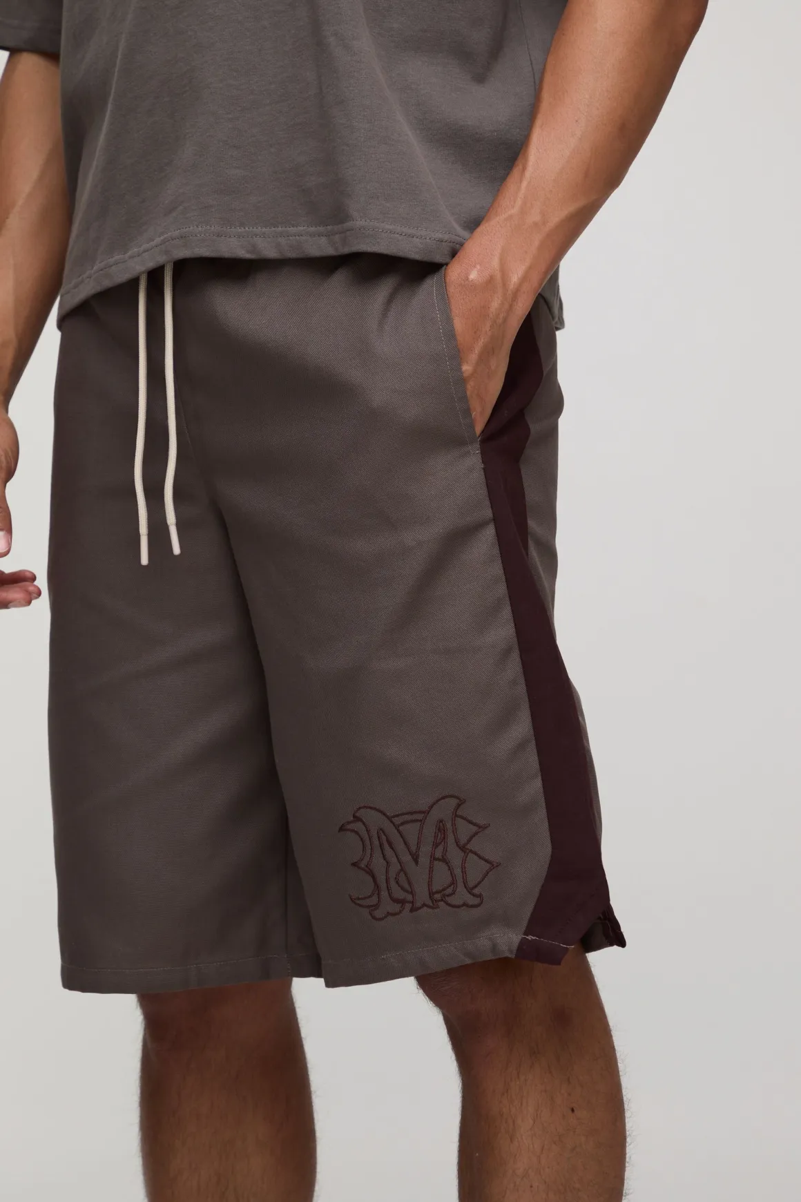 Bermudas à taille élastiquée, coupe décontractée, longueur longue et broderie