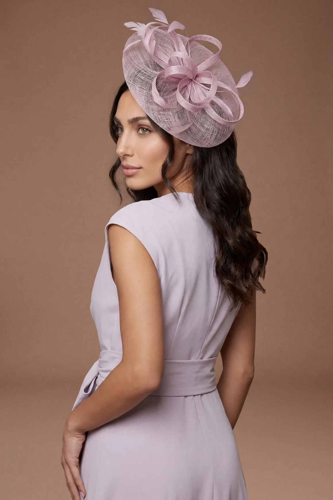 Bibi Disque Relevé Avec Boucles Et Plumes