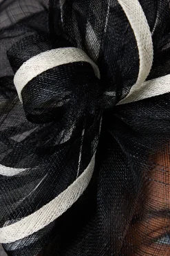 Bibi À Détails De Boucles Et Plumes