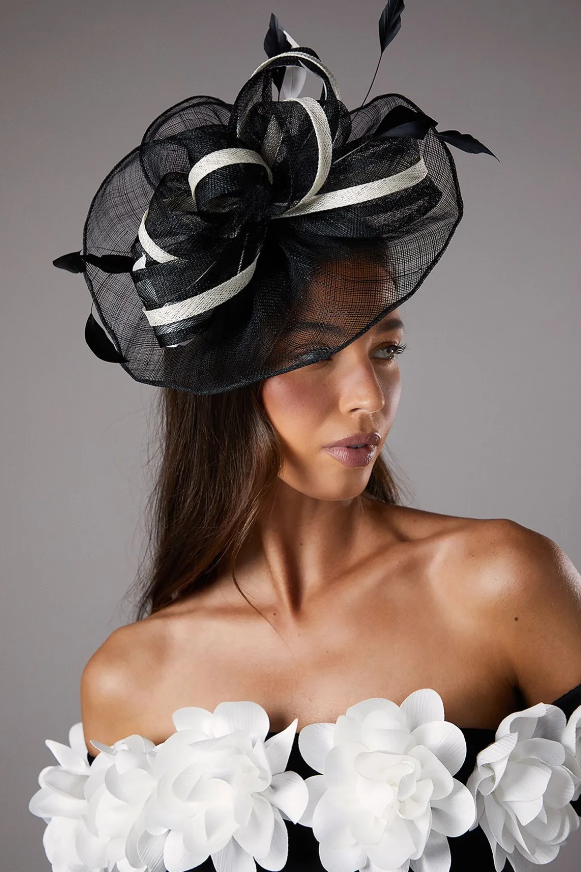 Bibi À Détails De Boucles Et Plumes