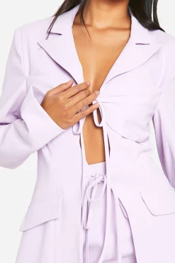 boohoo Blazer ajusté avec détail noué à l'avant<Femme Blazers|Vestes & Manteaux
