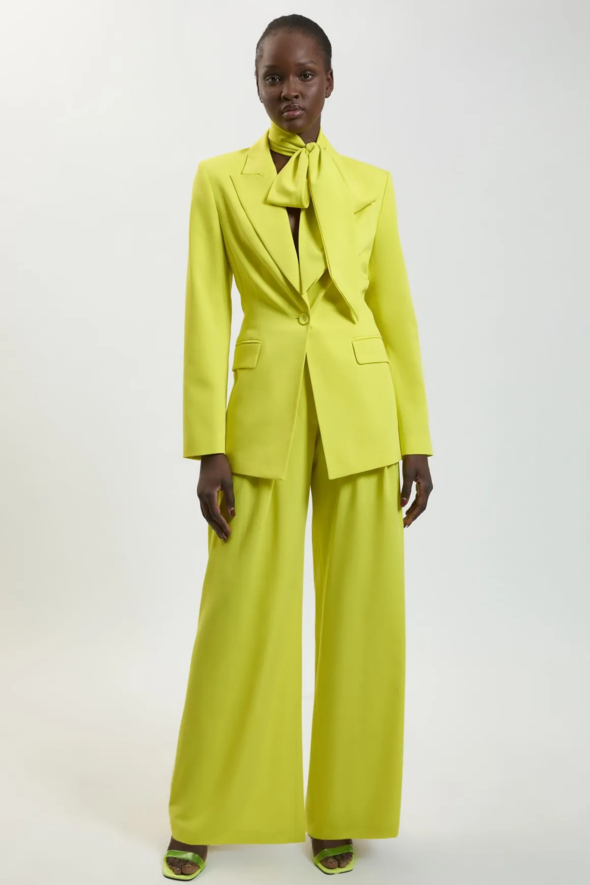 Blazer Ajusté En Viscose Compacte Avec Lien Au Col