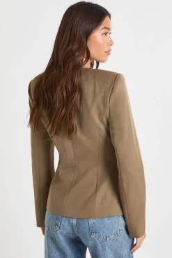 Blazer ajusté sans col à garniture dorée