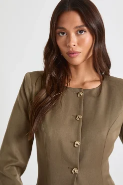 Blazer ajusté sans col à garniture dorée