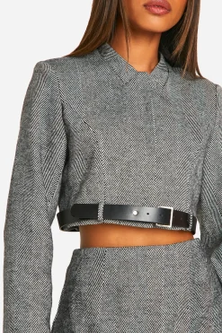 Blazer court en chevron avec détails de ceinture