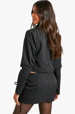 boohoo Blazer court à rayures fines et manches lacets<Femme Satin Et Dentelle|Blazers