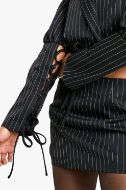 boohoo Blazer court à rayures fines et manches lacets<Femme Satin Et Dentelle|Blazers
