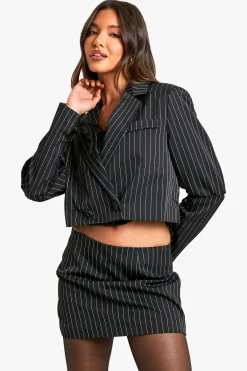boohoo Blazer court à rayures fines et manches lacets<Femme Satin Et Dentelle|Blazers