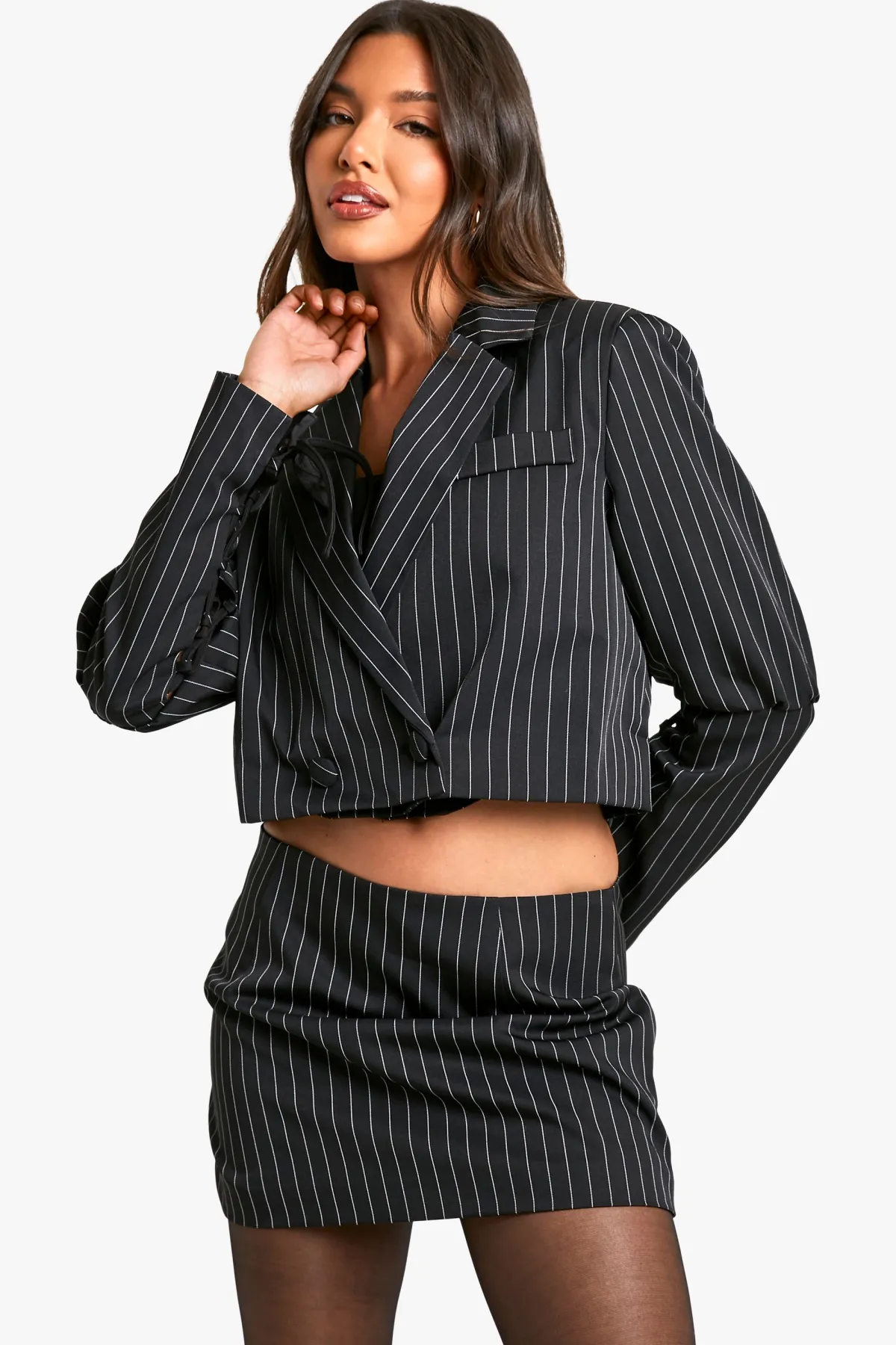 boohoo Blazer court à rayures fines et manches lacets<Femme Satin Et Dentelle|Blazers