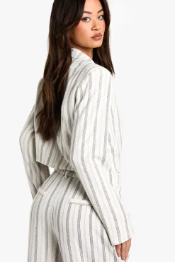 boohoo Blazer court style lin rayé pour personnes de grande taille<Femme Tailleurs|Blazers