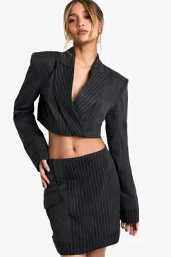 Blazer cropé à fines rayures avec détails sur-mesure