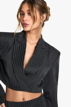Blazer cropé à fines rayures avec détails sur-mesure