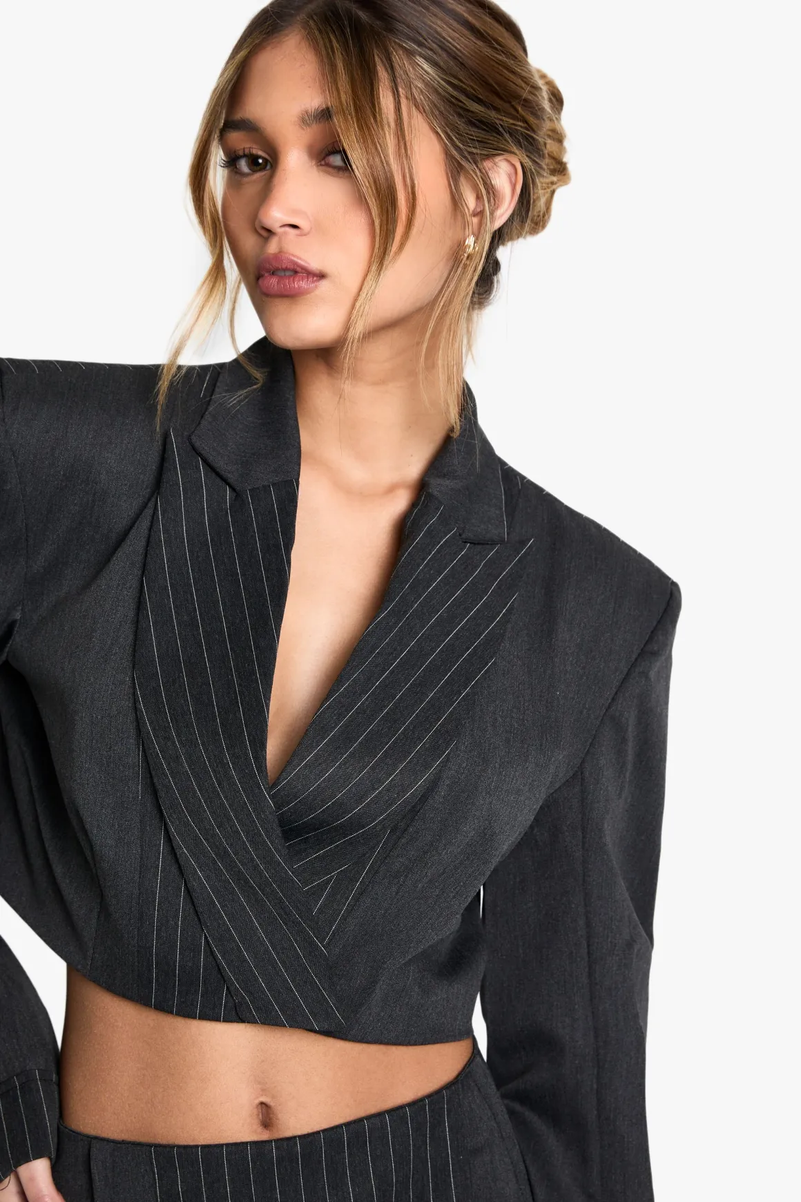 Blazer cropé à fines rayures avec détails sur-mesure