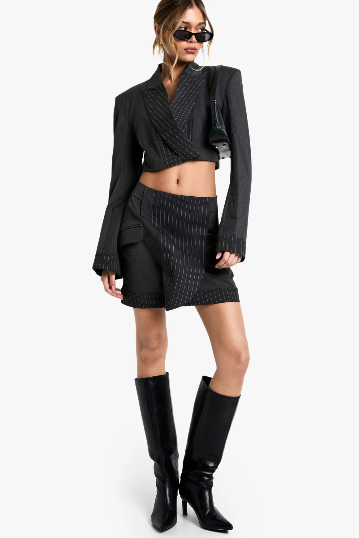 Blazer cropé à fines rayures avec détails sur-mesure