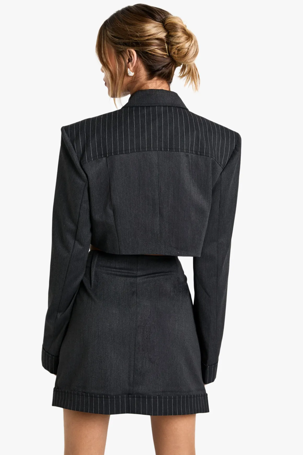 Blazer cropé à fines rayures avec détails sur-mesure