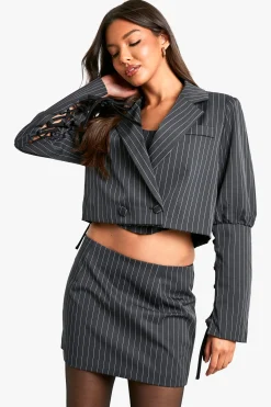 boohoo Blazer Cropped à Rayures Fines avec Manches Lacées<Femme Satin Et Dentelle|Blazers