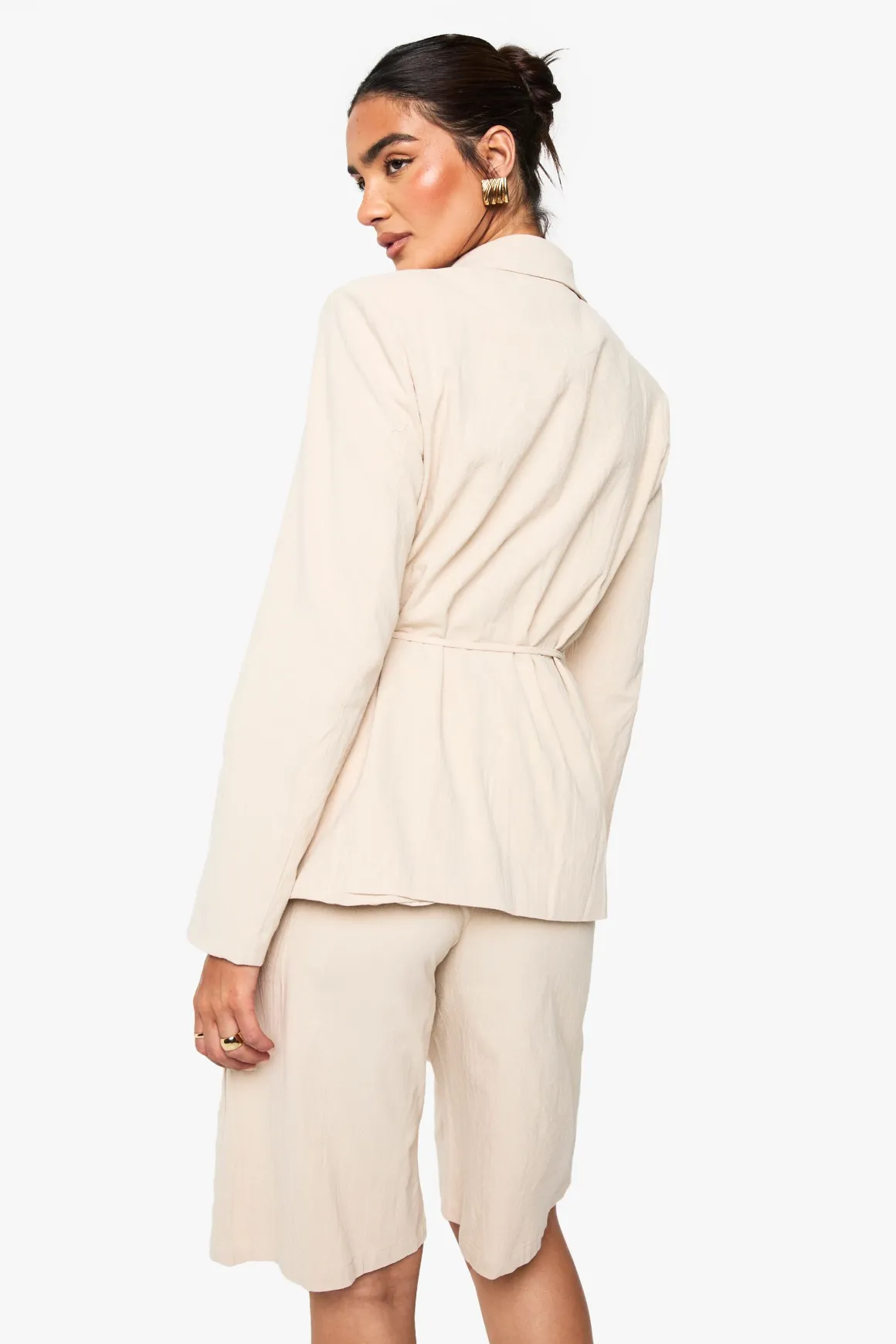 Blazer en lin enveloppant avec détail de ceinture ornée de perles