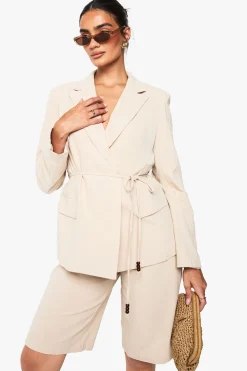 Blazer en lin enveloppant avec détail de ceinture ornée de perles