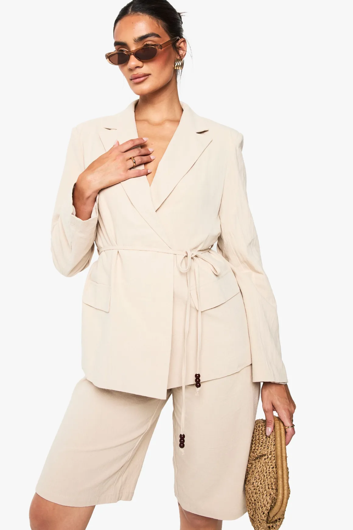 Blazer en lin enveloppant avec détail de ceinture ornée de perles