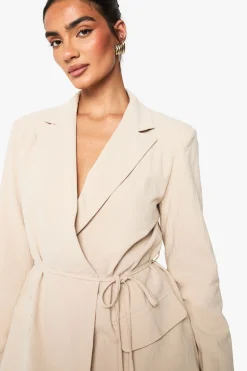 Blazer en lin enveloppant avec détail de ceinture ornée de perles