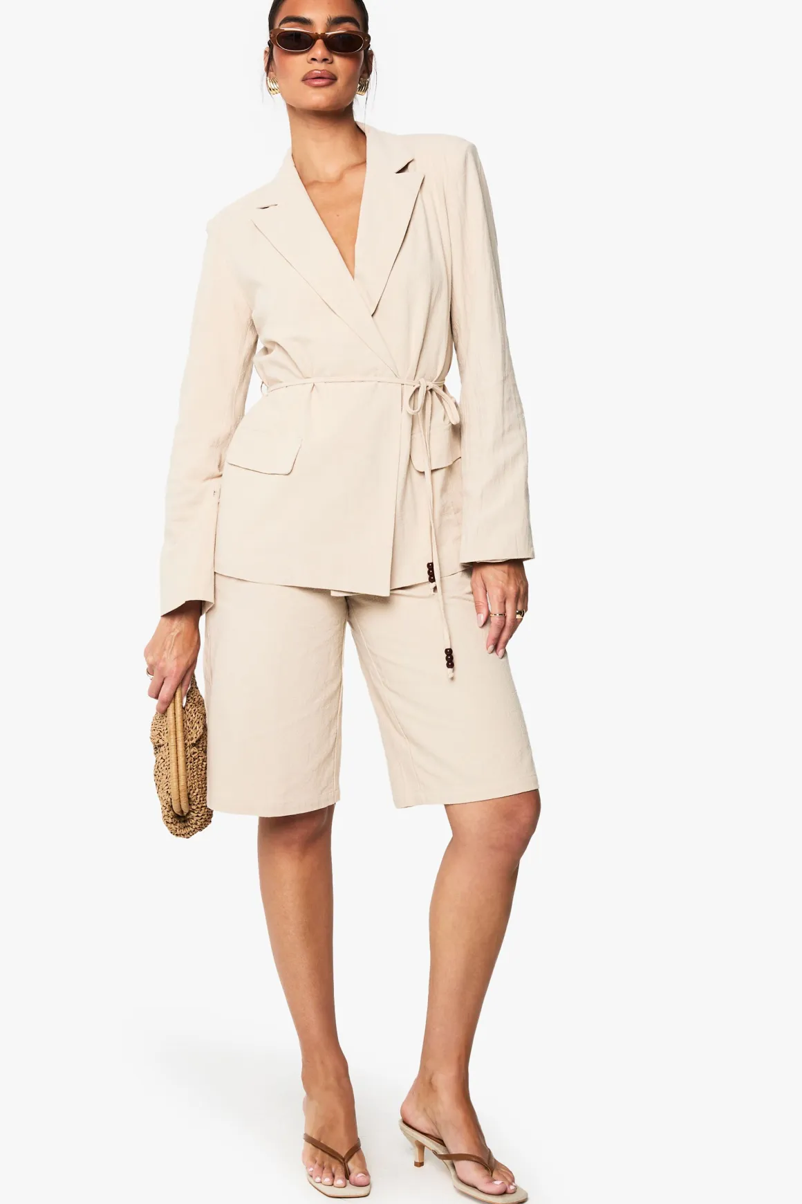 Blazer en lin enveloppant avec détail de ceinture ornée de perles