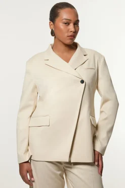 Blazer grande taille doux, structuré de manière travaillée, asymétrique et sur mesure à simple boutonnage