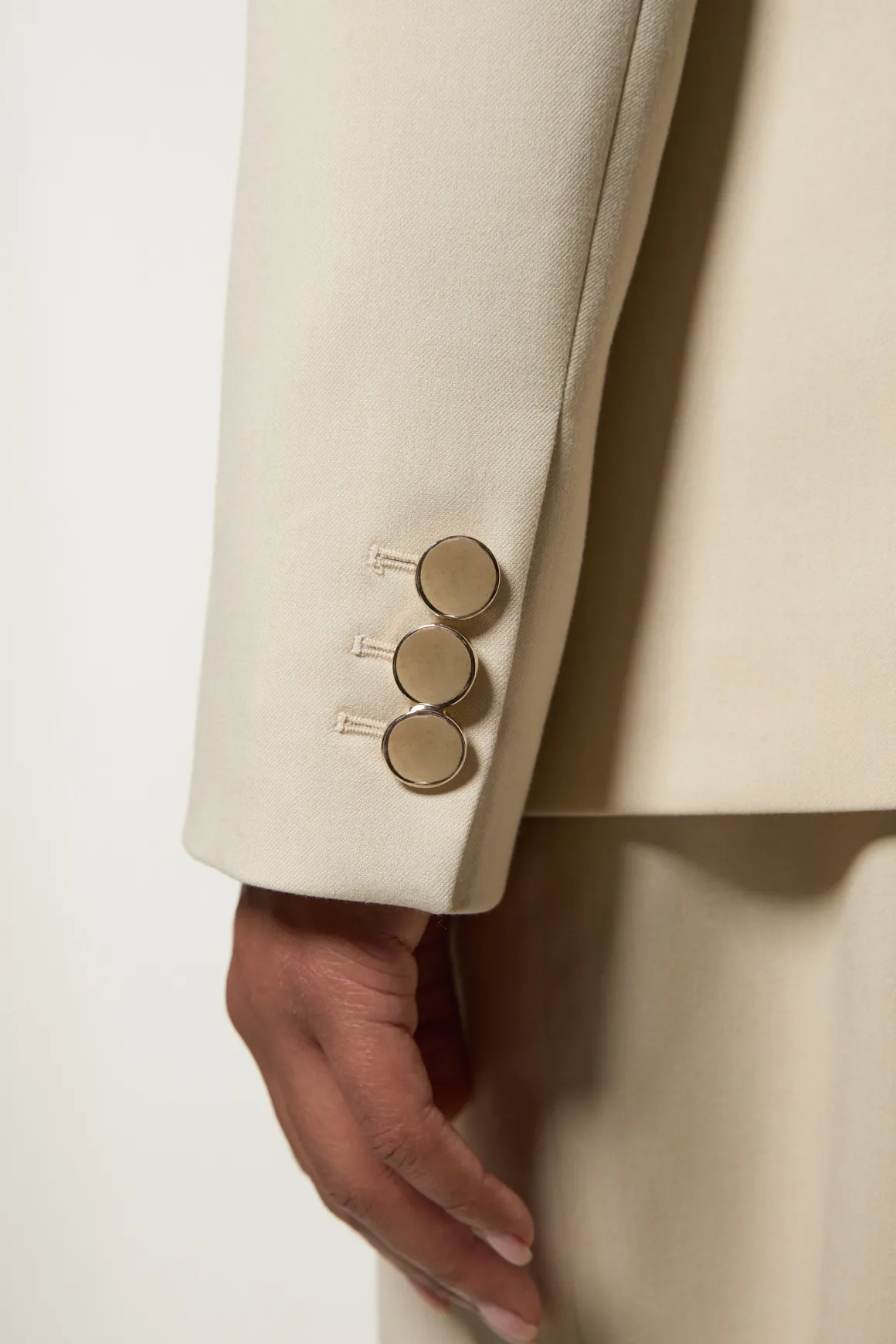 Blazer grande taille doux, structuré de manière travaillée, asymétrique et sur mesure à simple boutonnage