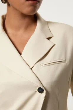 Blazer grande taille doux, structuré de manière travaillée, asymétrique et sur mesure à simple boutonnage