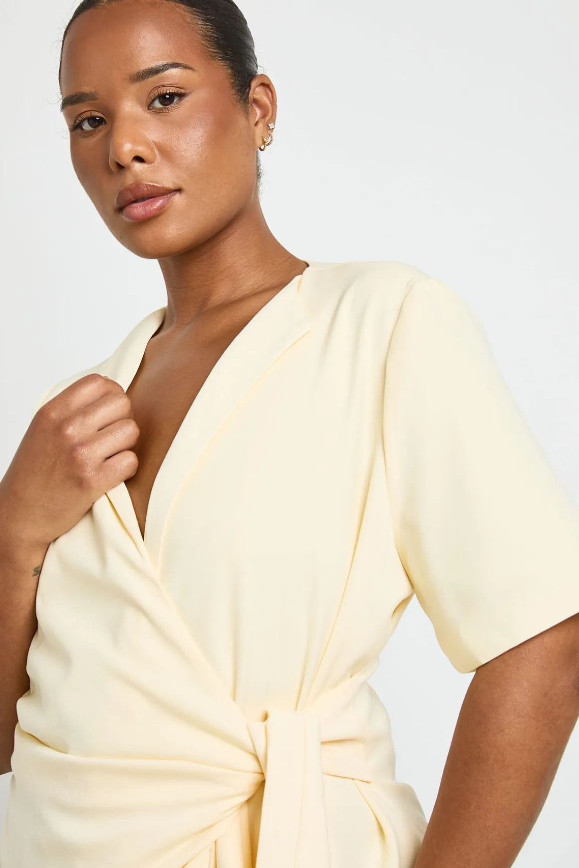 Blazer Grande Taille À Manches Courtes Avec Détail Froncé Et Liens Latéraux