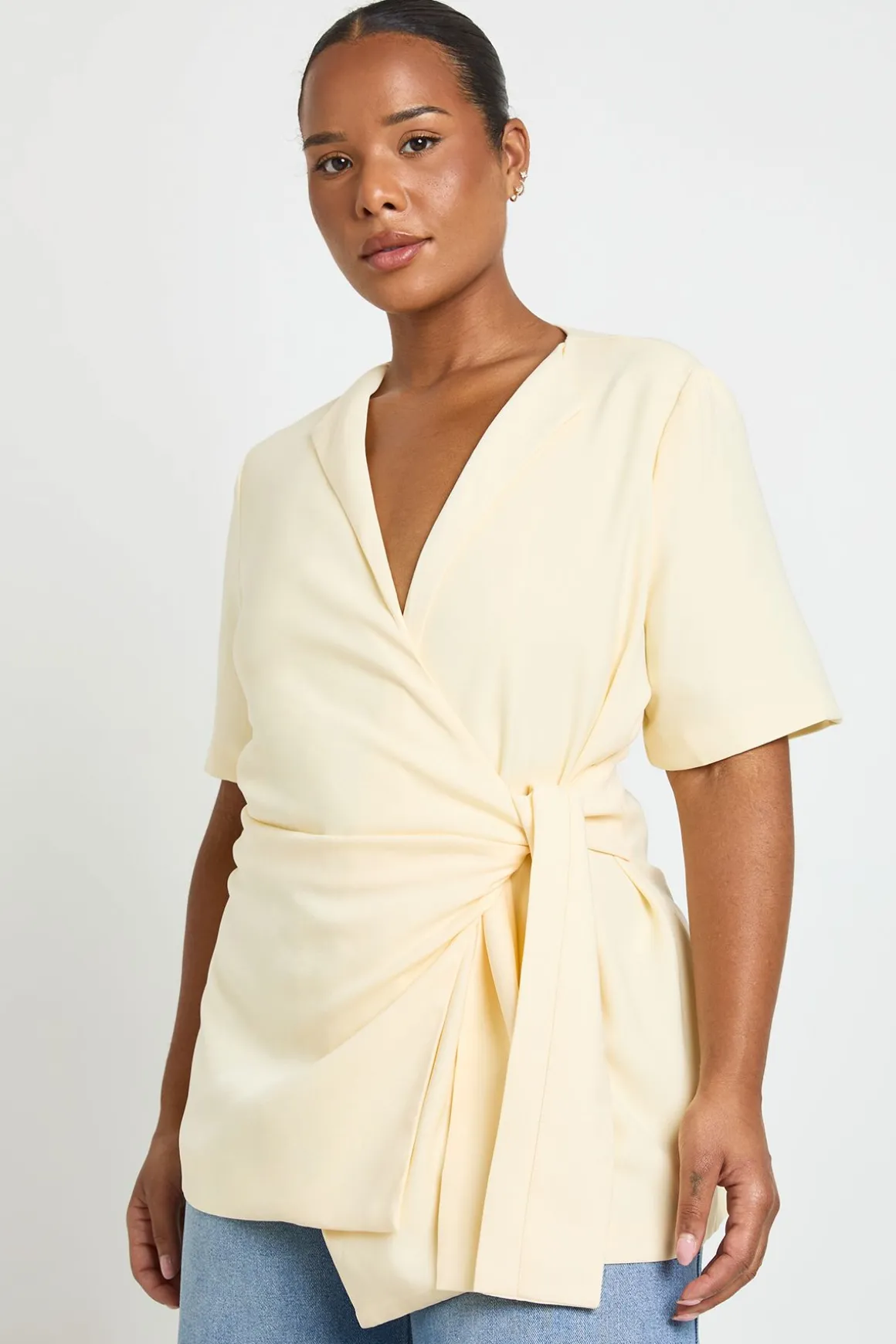Blazer Grande Taille À Manches Courtes Avec Détail Froncé Et Liens Latéraux