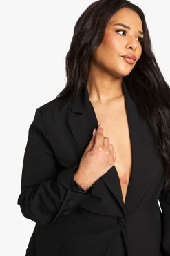 Blazer grande taille tissé, coupé sur mesure, avec détail de bouton en tissu assorti