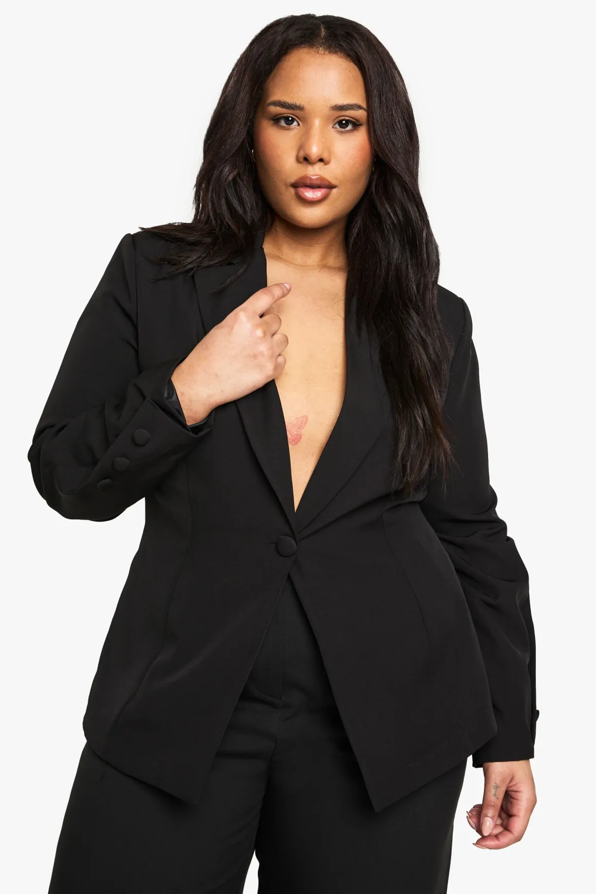 Blazer grande taille tissé, coupé sur mesure, avec détail de bouton en tissu assorti