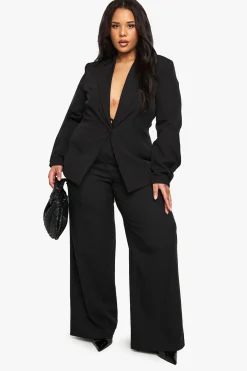 Blazer grande taille tissé, coupé sur mesure, avec détail de bouton en tissu assorti