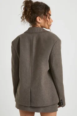 Blazer à l'aspect de laine avec ceinture et détails noués