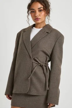 Blazer à l'aspect de laine avec ceinture et détails noués