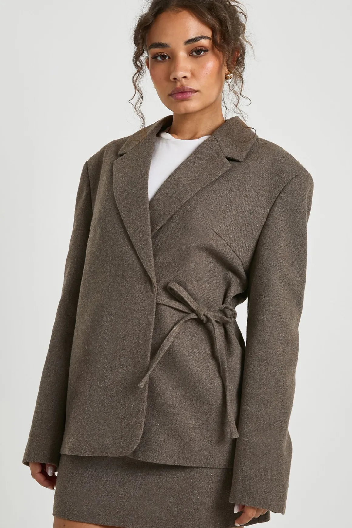 Blazer à l'aspect de laine avec ceinture et détails noués