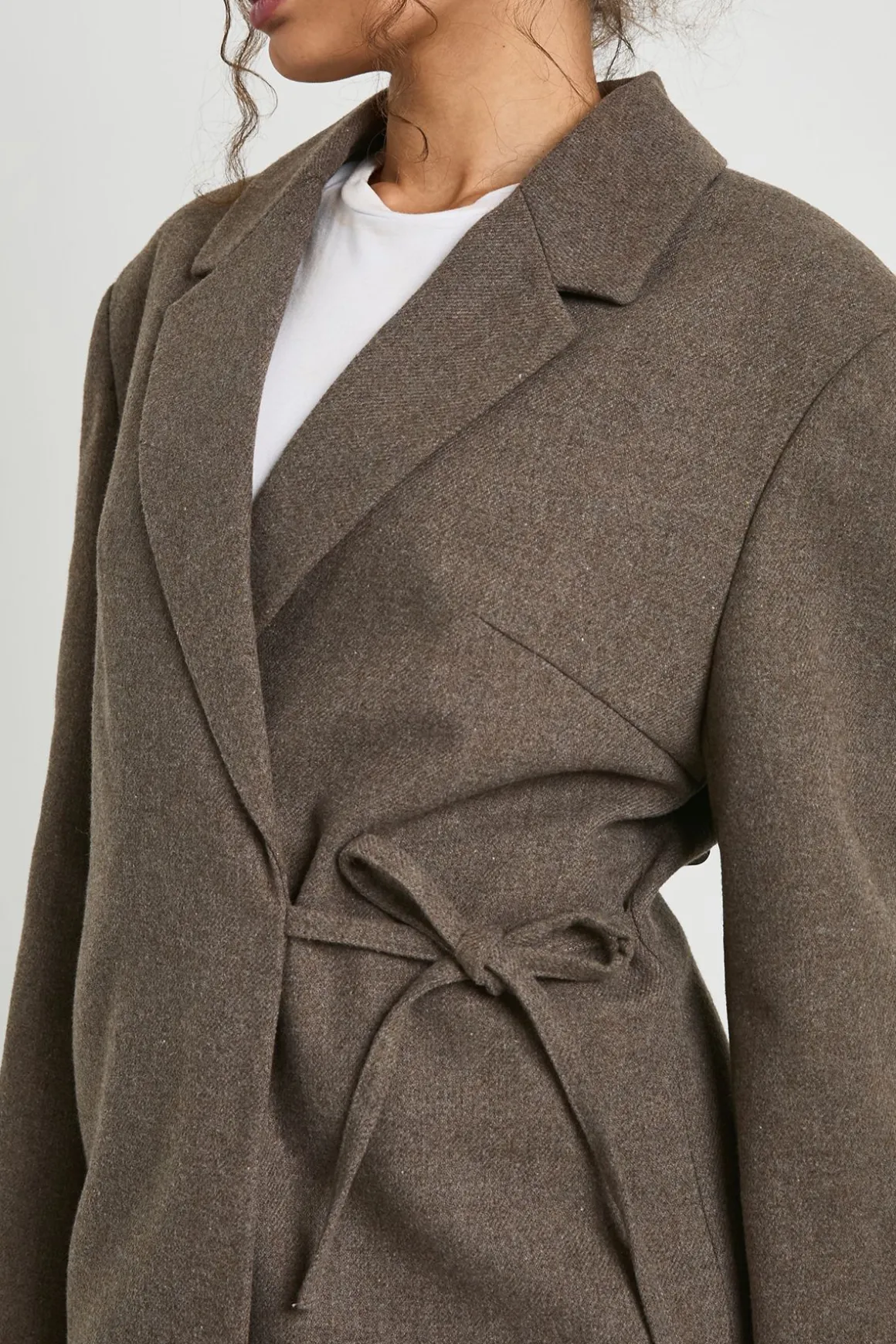 Blazer à l'aspect de laine avec ceinture et détails noués