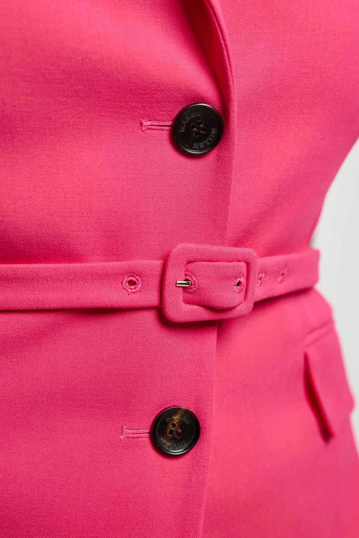 Blazer Sans Manches Ceinturé En Crêpe Structuré Coupe Ajustée Grande Taille