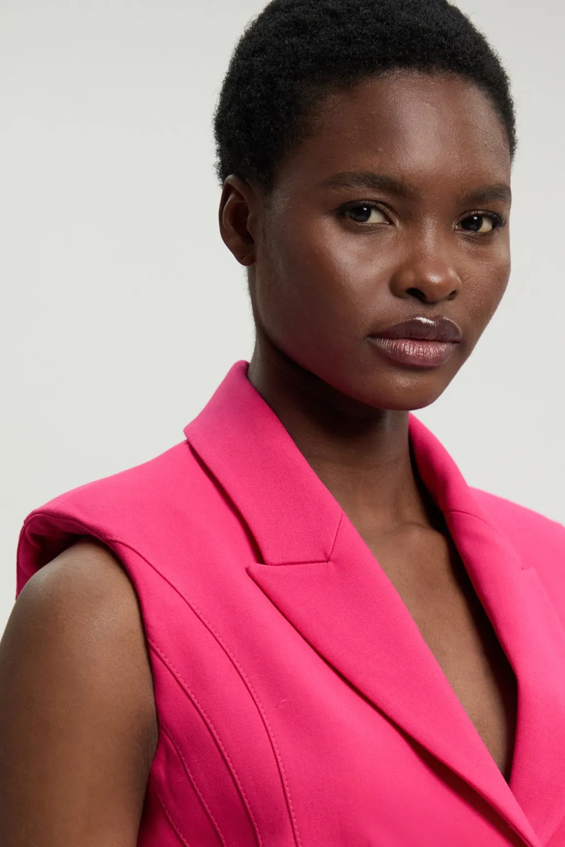 Blazer Sans Manches Cintré En Crêpe Structuré Avec Ceinture