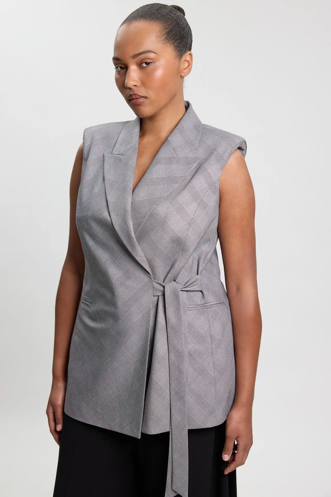 Blazer Sans Manches Grande Taille À Carreaux Avec Détail Cache-cœur Et Coupe Tailleur Souple