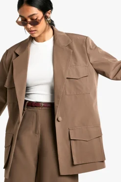 Blazer surdimensionné à détails de poches tissées sur mesure