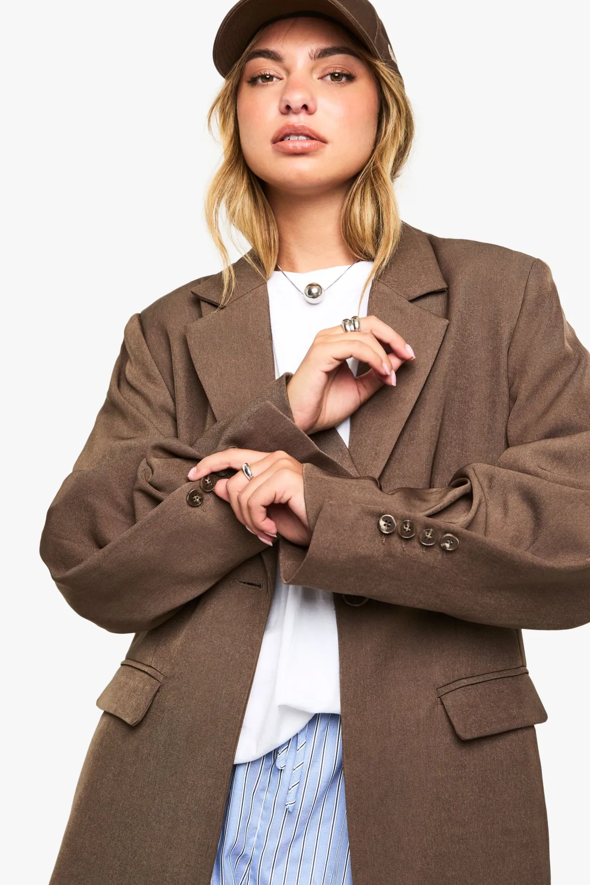 boohoo Blazer surdimensionné à simple boutonnage avec détails boutons et manches volumineuses<Femme Looks Chocolat|Looks Preppy