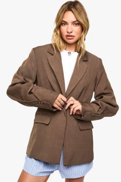 boohoo Blazer surdimensionné à simple boutonnage avec détails boutons et manches volumineuses<Femme Looks Chocolat|Looks Preppy