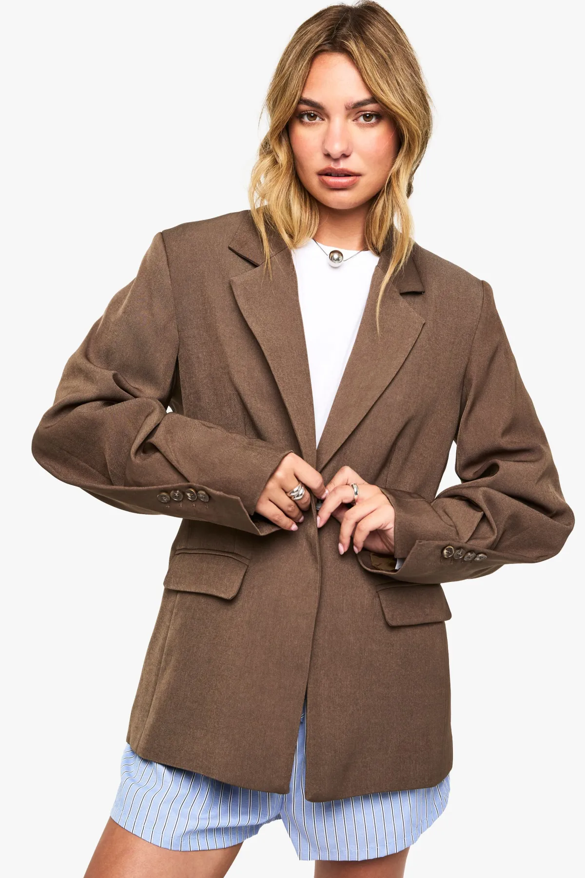 boohoo Blazer surdimensionné à simple boutonnage avec détails boutons et manches volumineuses<Femme Looks Chocolat|Looks Preppy
